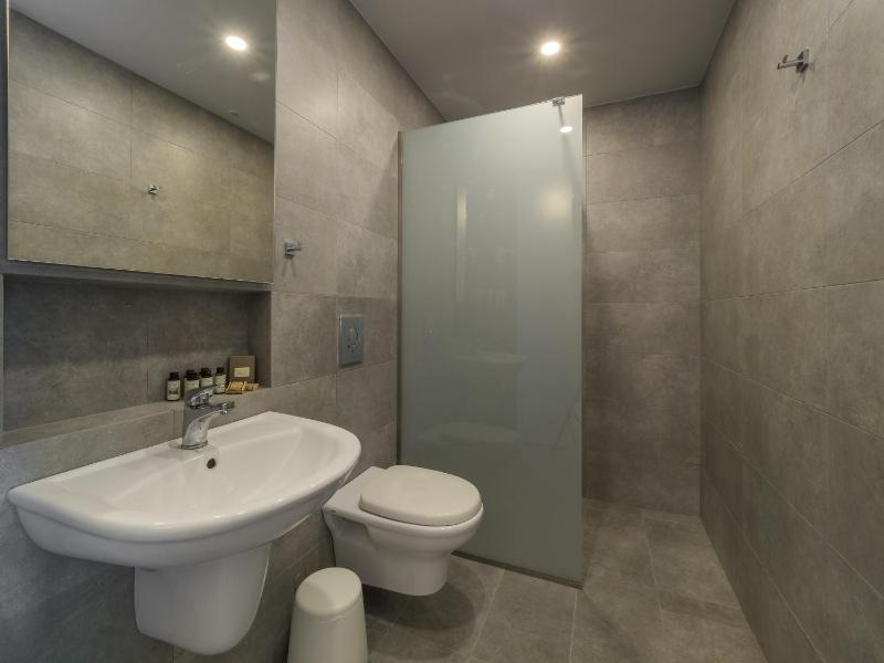 Deluxe Triple Room image 2