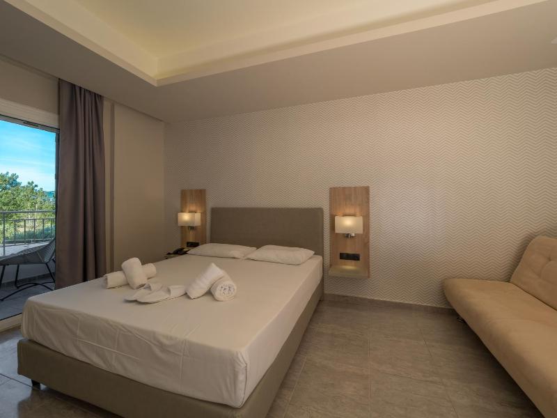Deluxe Triple Room image 1