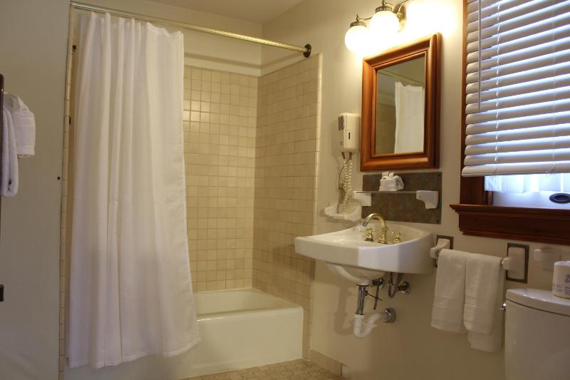 Queen Room image 2