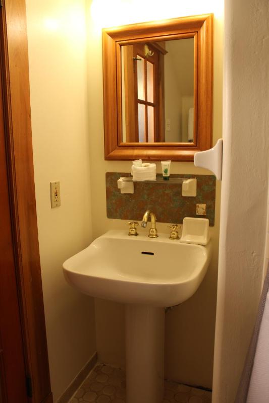 Queen Room image 3