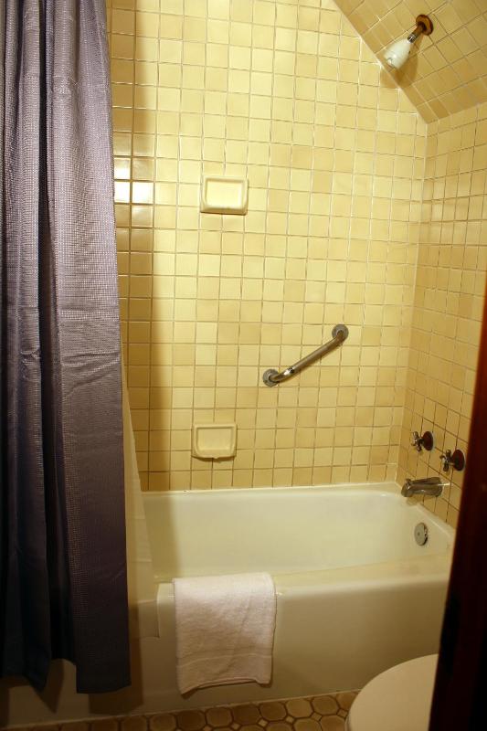Queen Room image 4