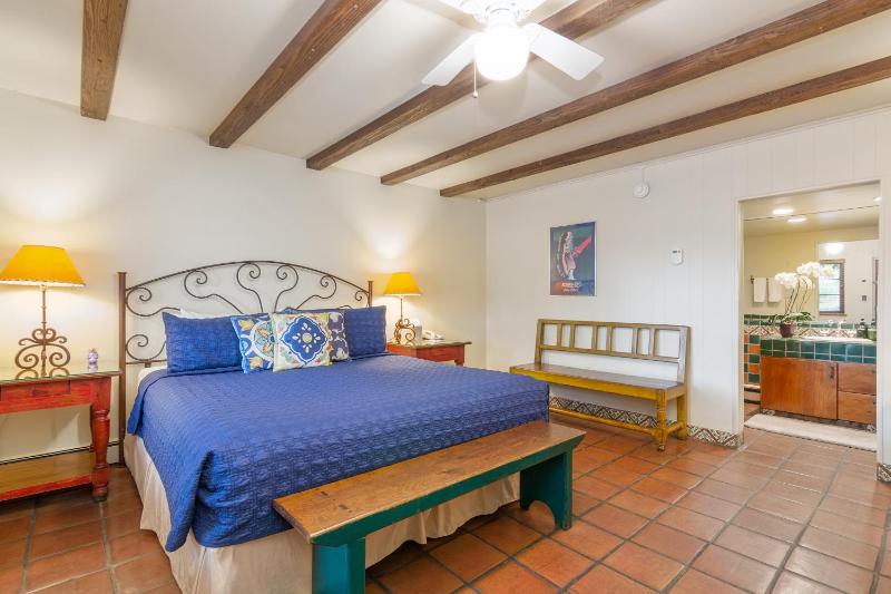 Standard King Room - Not Pet Friendly image 2