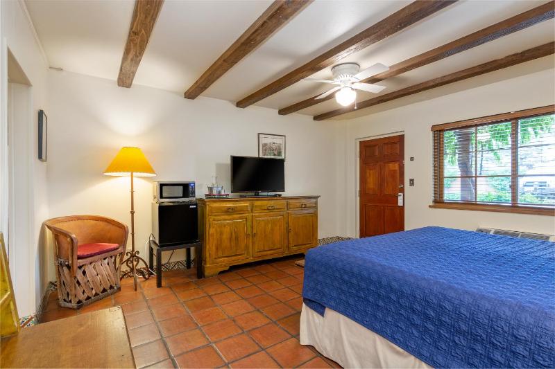 Standard King Room - Not Pet Friendly image 3