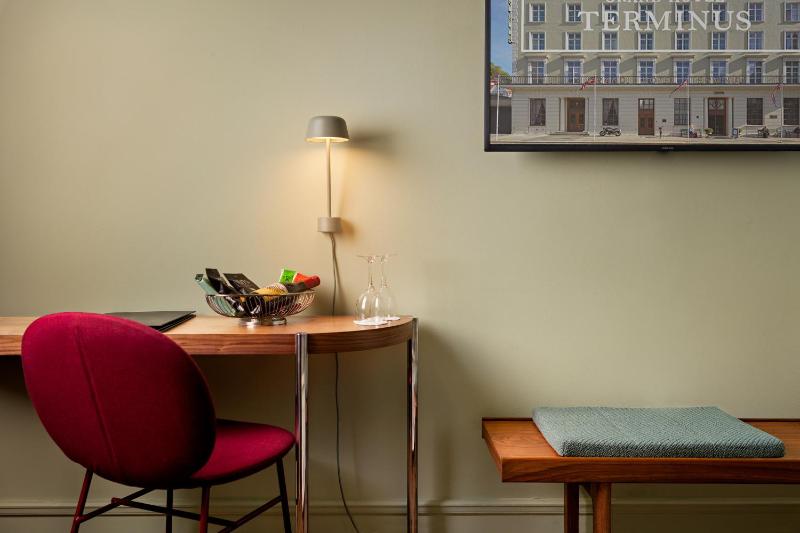 Standard Queen Room image 3