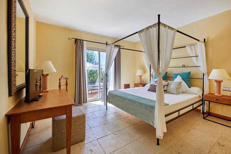 Deluxe Suite with Spa Bath image 4