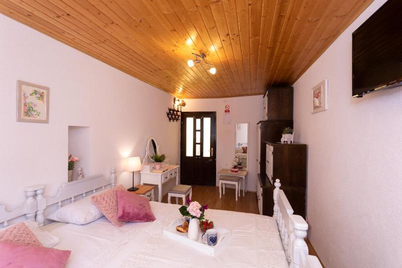One-Bedroom House image 3