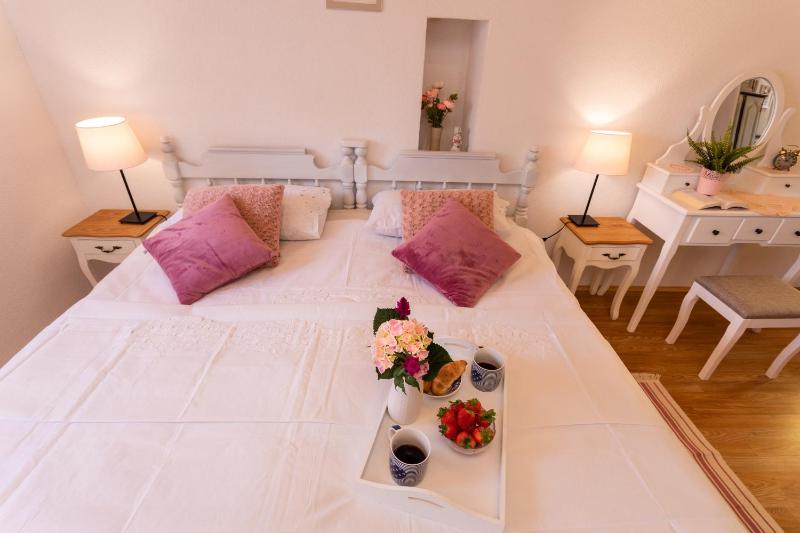 One-Bedroom House image 2
