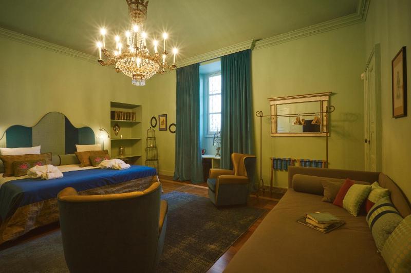 Deluxe King Room image 4