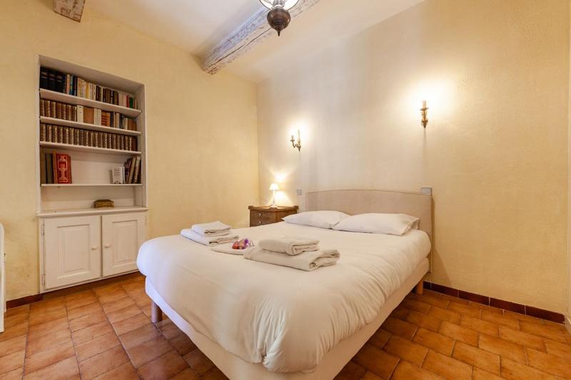 One-Bedroom Apartment image 4