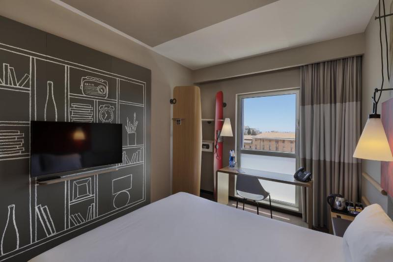 Superior Queen Room with City View image 3