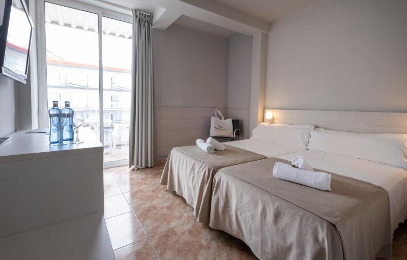 Twin Room image 1