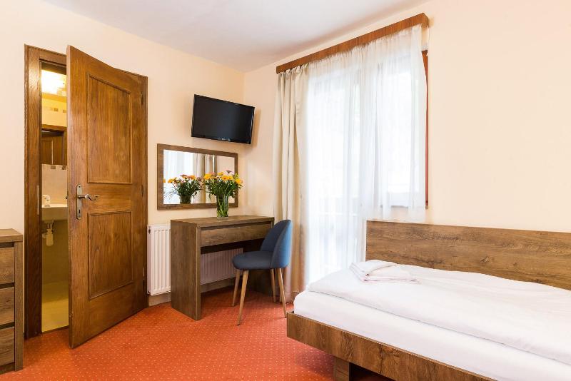 Standard Twin Room image 3