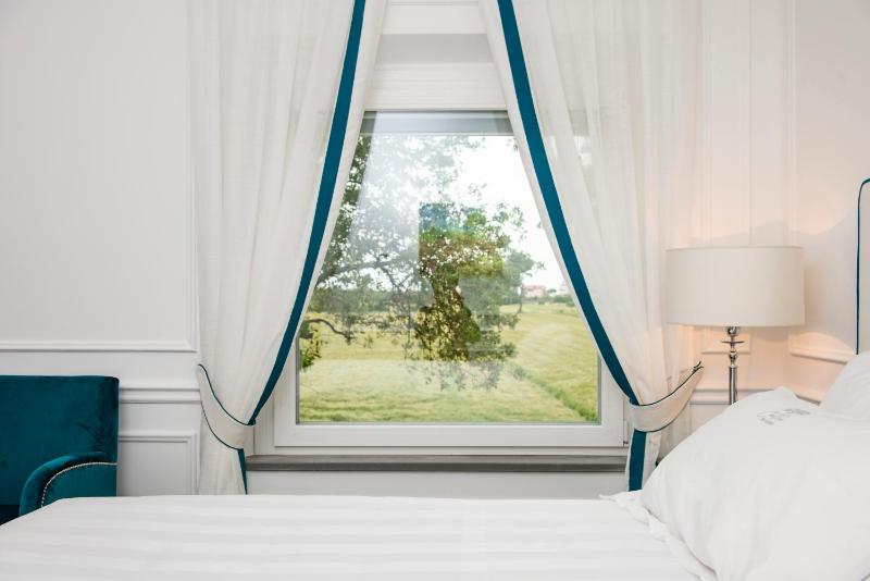 King Suite with Spa Bath image 2