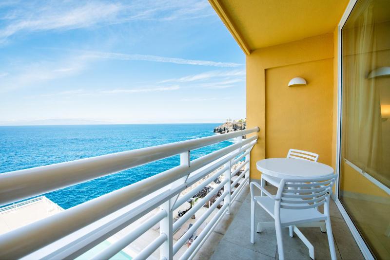 One-Bedroom Apartment with Sea View image 3