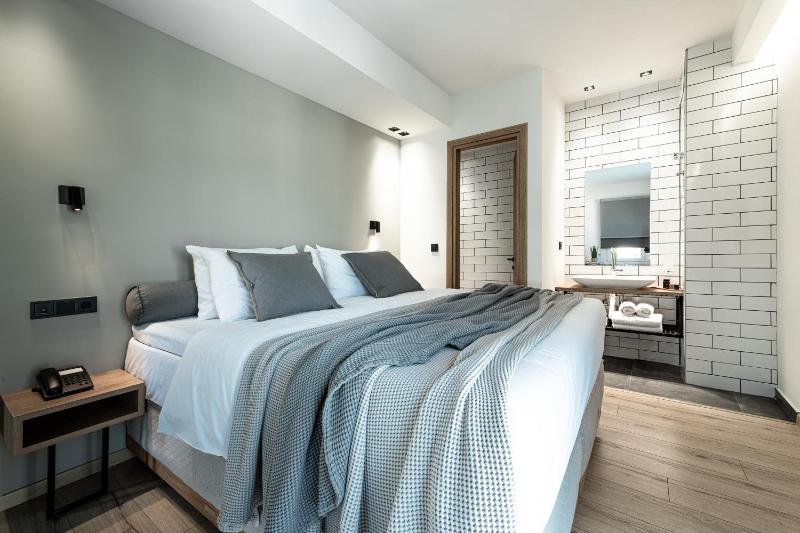 Penthouse Suite with Private Hot tub and Sea View image 1