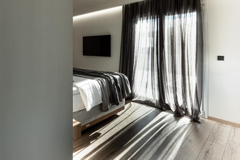 Penthouse Suite with Private Hot tub and Sea View image 3