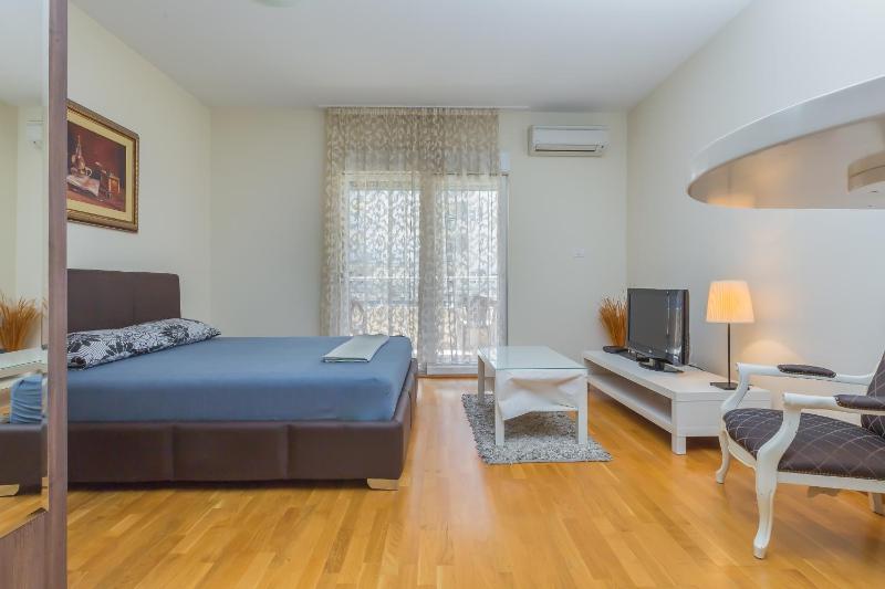 Studio Apartment image 2