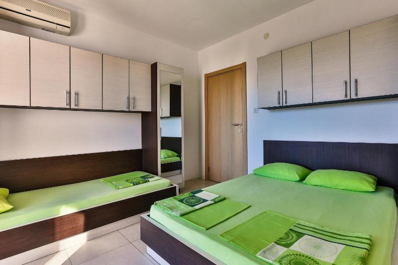 Studio Apartment with Sea View image 3