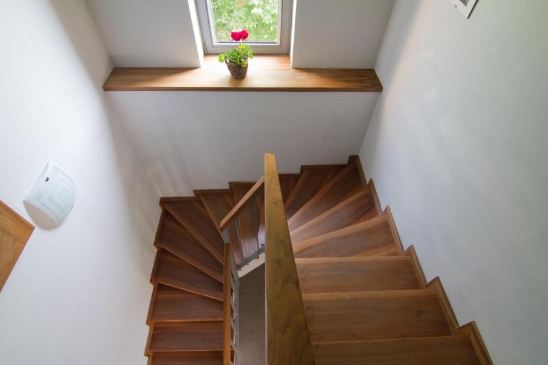 Deluxe Three-Bedroom Apartment image 3