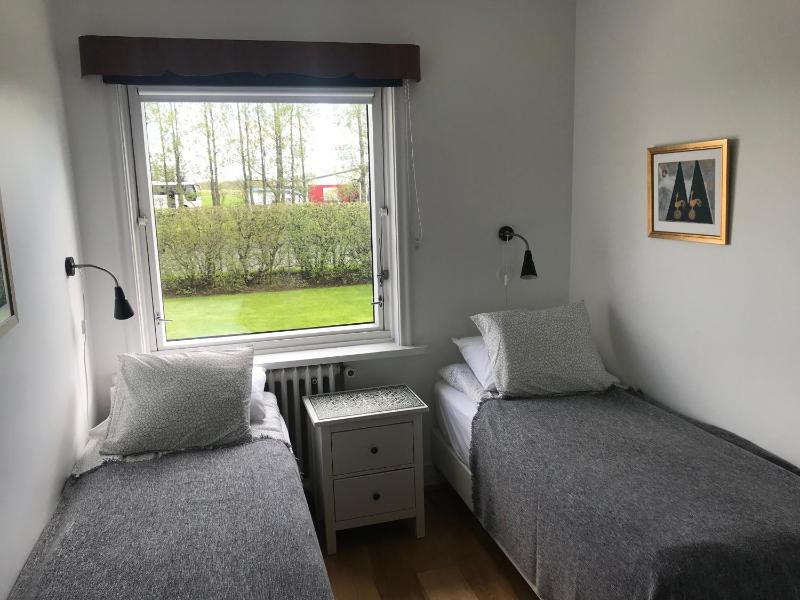 Standard Twin Room with Shared Bathroom image 3