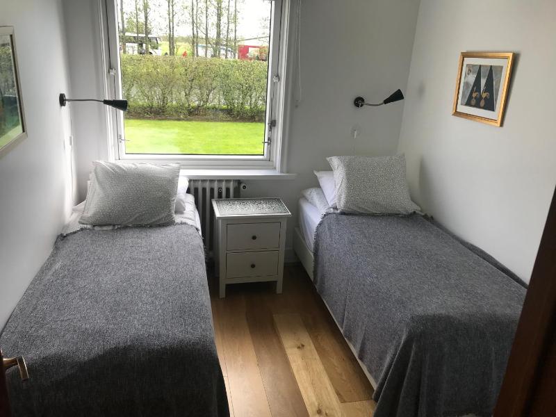 Standard Twin Room with Shared Bathroom image 3