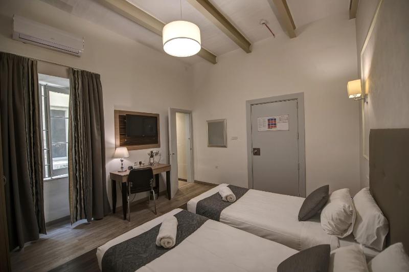 Standard Double or Twin Room image 4