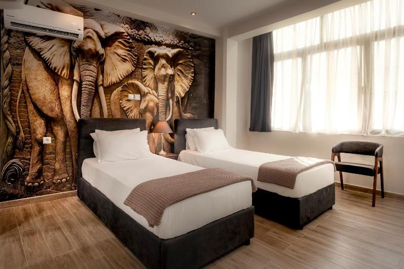 Deluxe Double Room with Two Twin Beds image 4