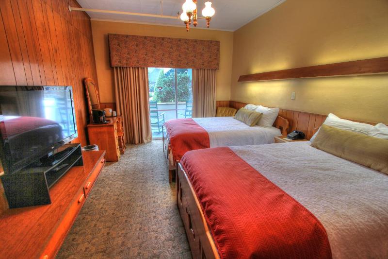 Standard Room, Two Double Beds image 3