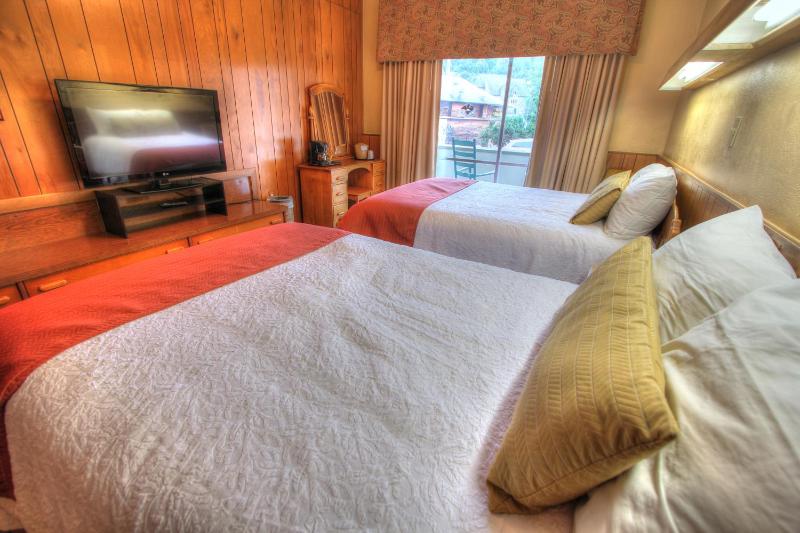Standard Room, Two Double Beds image 4