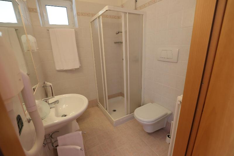 Standard Double Room image 2