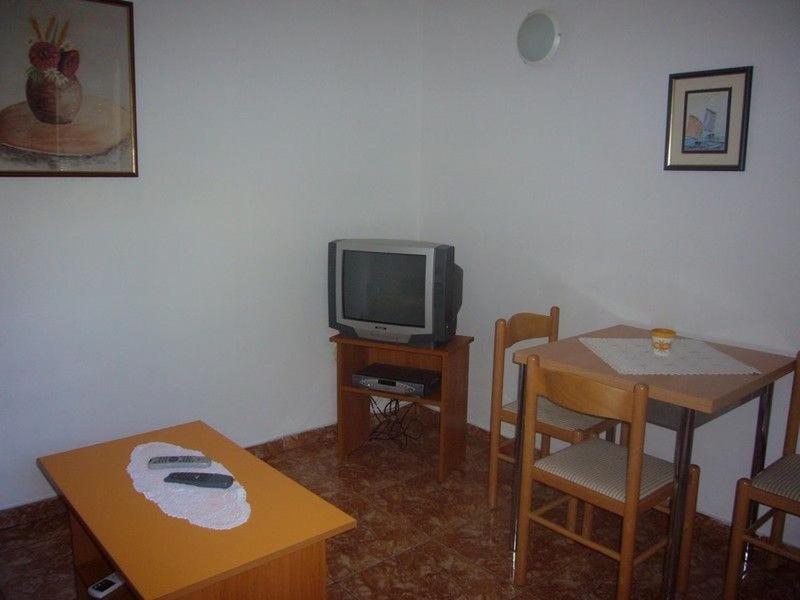 One-Bedroom Apartment image 2