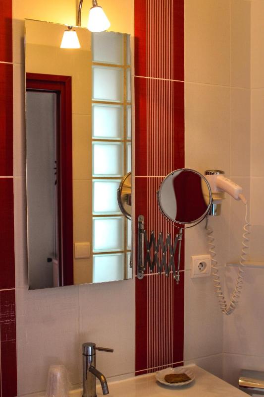 Double Room with Shower and Balcony - Harbour View image 3