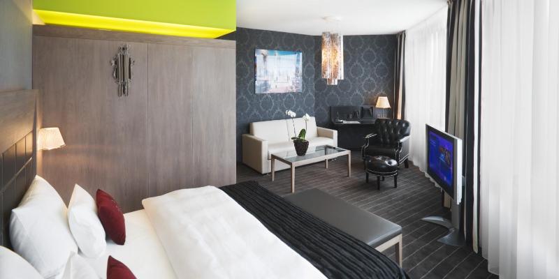 Junior King Suite image 3