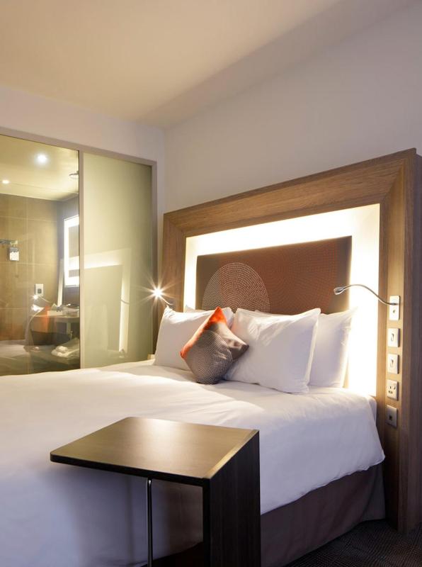 Superior Room with 1 Queen Bed image 3