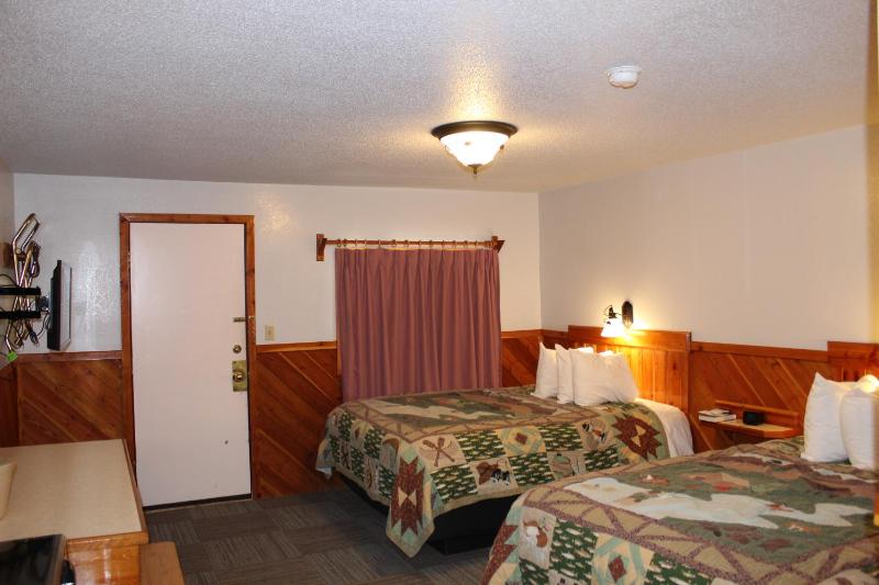 Queen Room with Two Queen Beds image 2