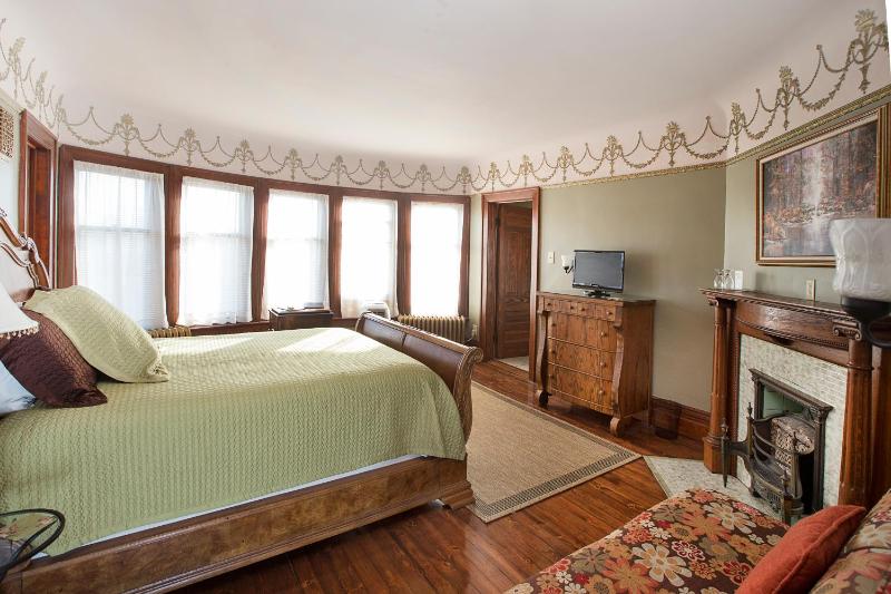 Deluxe Queen Room image 4