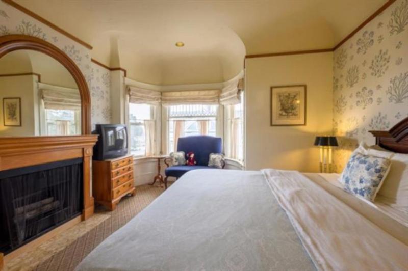 King Room image 3