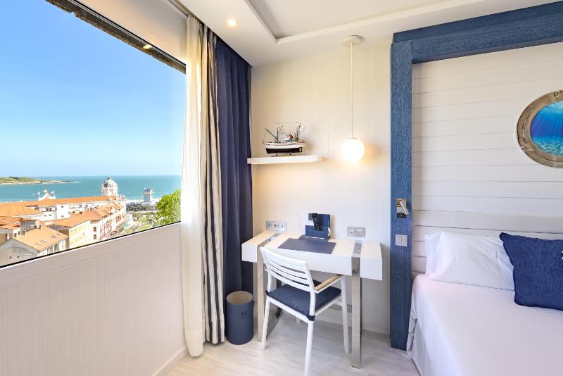 Deluxe Double or Twin Room with Sea View image 3