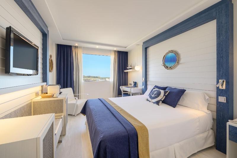 Deluxe Double or Twin Room with Sea View image 1