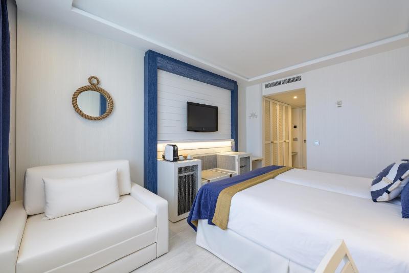 Deluxe Triple Room image 4