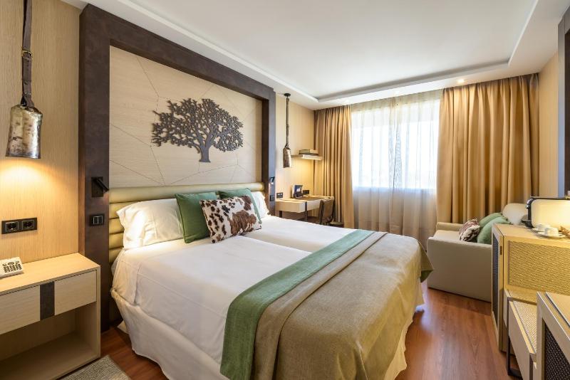 Deluxe Triple Room image 1