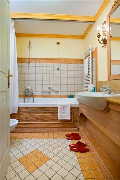 Junior Double Room image 2