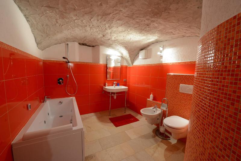 Studio with Spa Bath image 3