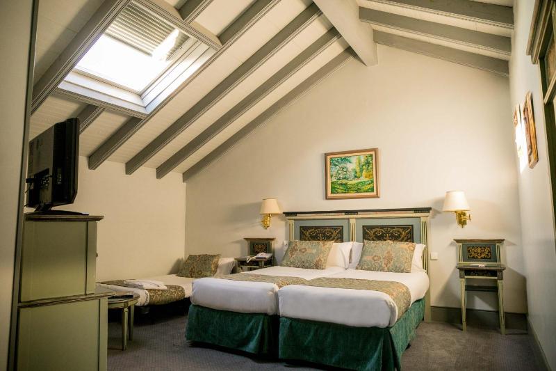 Standard Triple Room (2 Adults+ 1 child) image 1