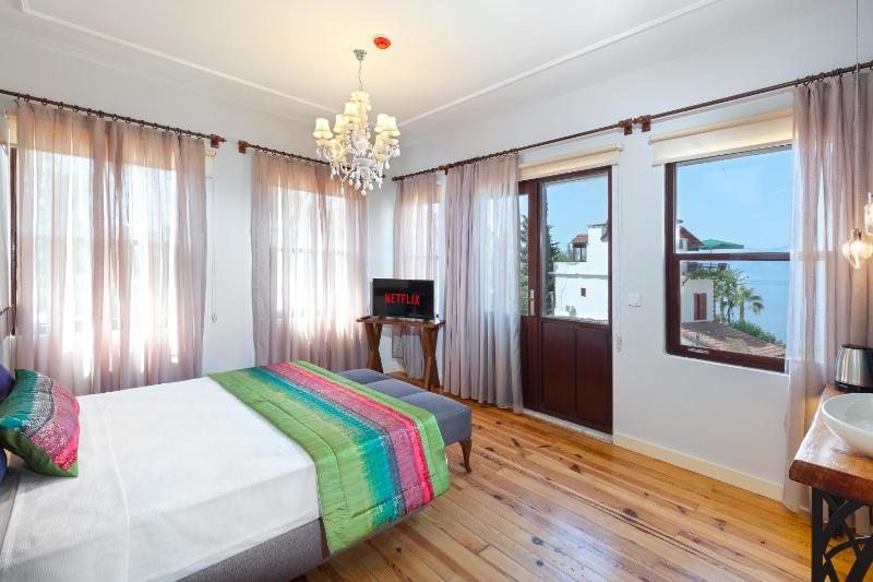 Deluxe Double Room with Balcony and Sea View image 1