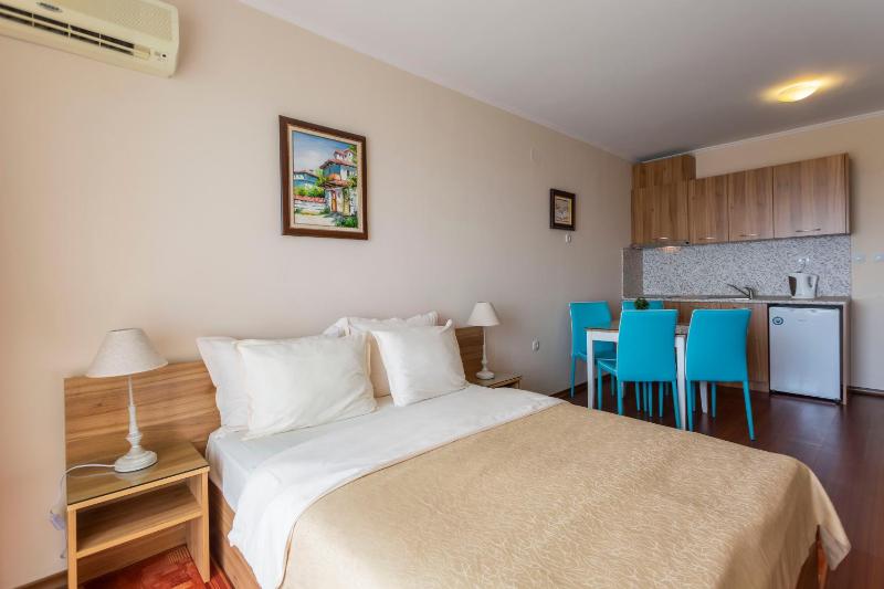 Two-bedroom apartment with two bathrooms and sea view image 3