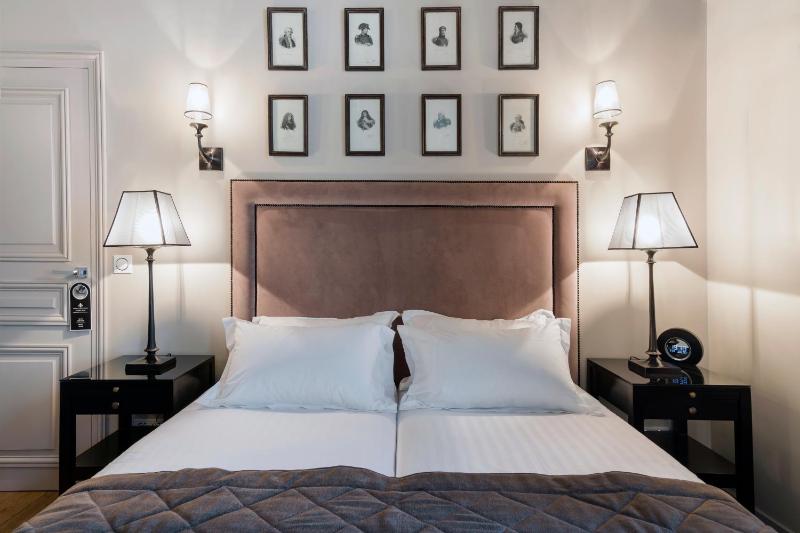 Deluxe Double or Twin Room image 2