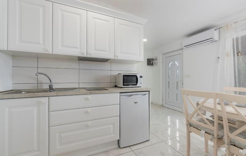 Studio Apartment image 4