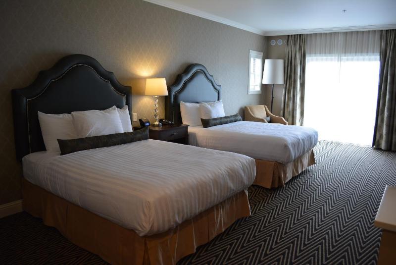Deluxe Suite with Two Queen Beds image 2