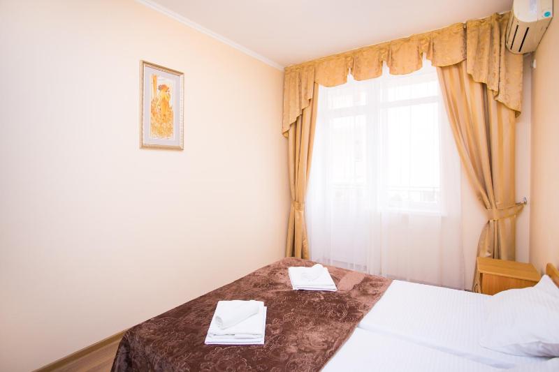 Standard Twin Room image 2